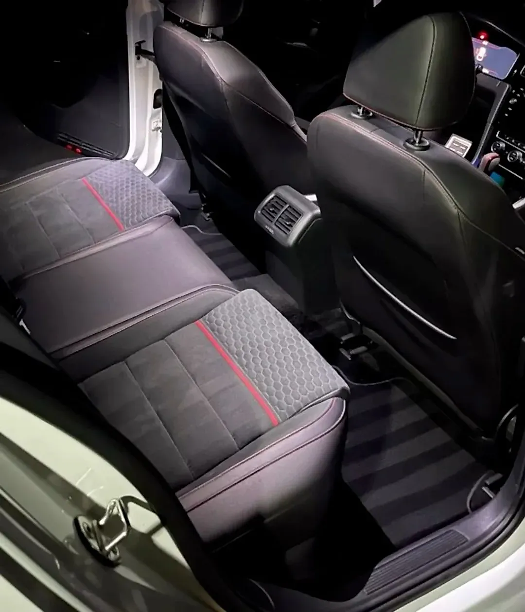 Volkswagen Golf GTI, banquette arrière après nettoyage par LGRC Detailing