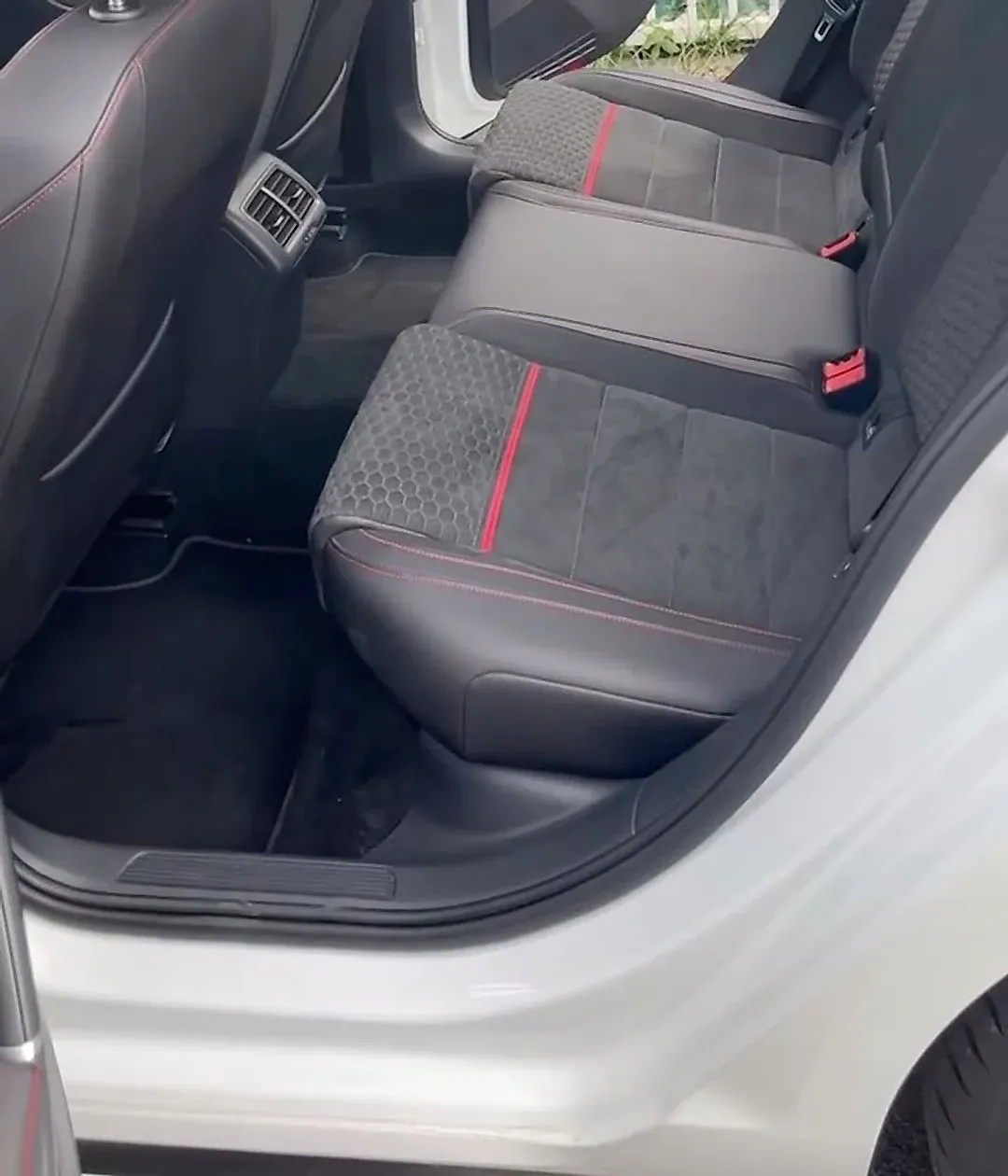 Volkswagen Golf GTI, banquette arrière avant nettoyage