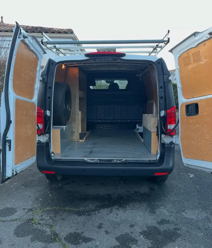 Mercedes Vito, espace de chargement après nettoyage par LGRC Detailing
