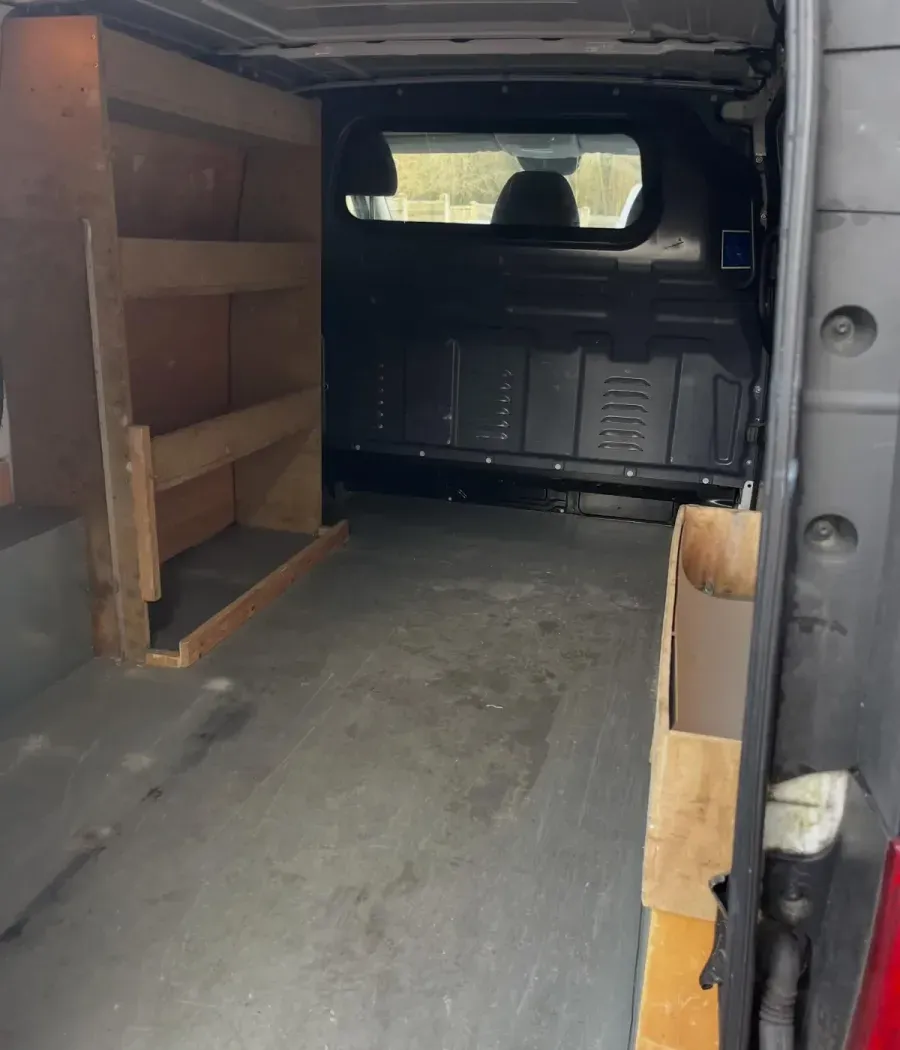 Mercedes Vito, espace de chargement avant nettoyage