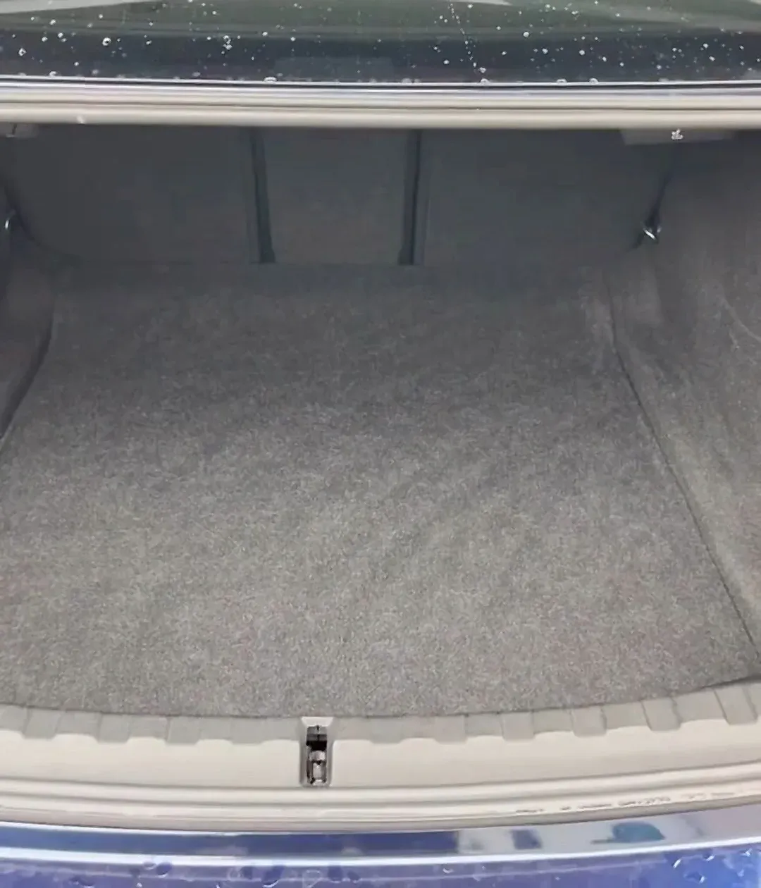 BMW Série 3, coffre après nettoyage par LGRC Detailing
