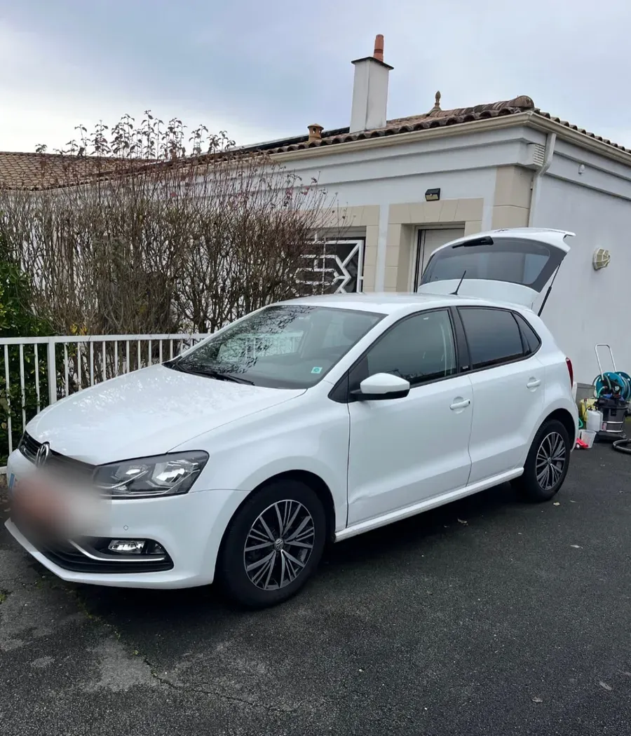 Volkswagen Polo, extérieur avant après nettoyage par LGRC Detailing