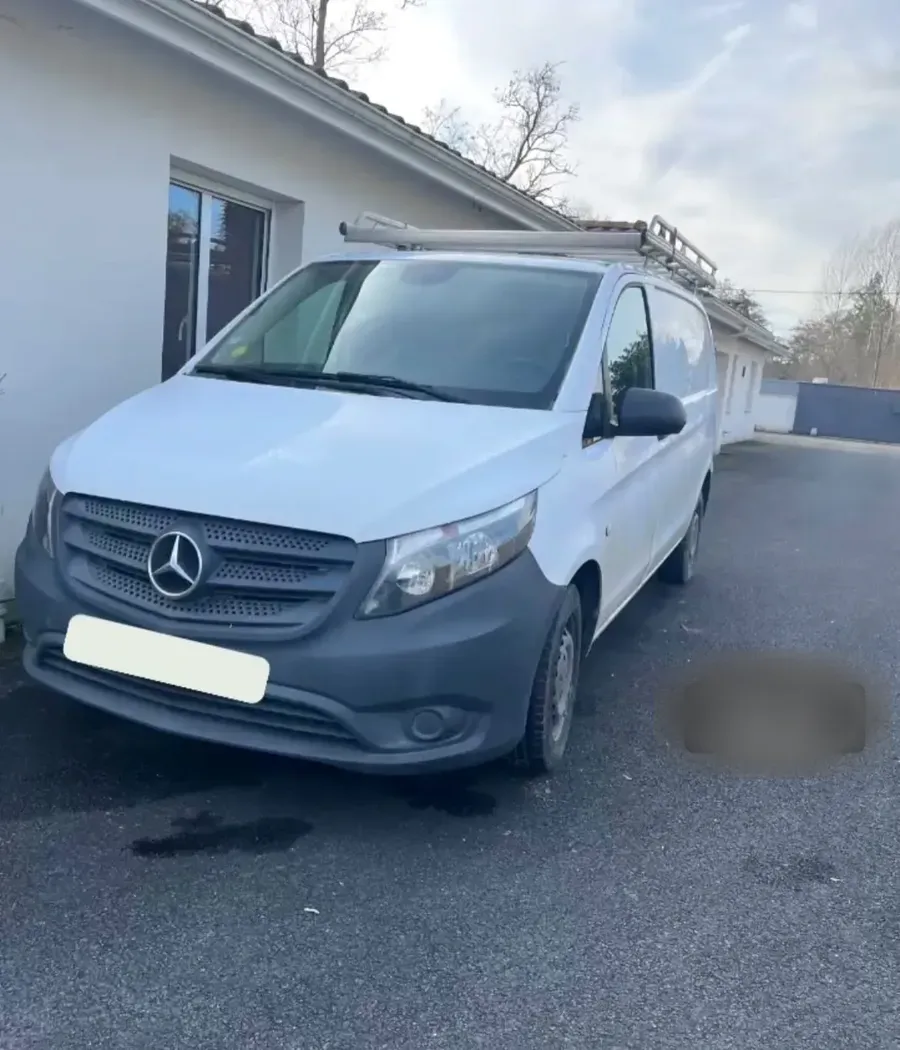 Mercedes Vito, extérieur avant nettoyage