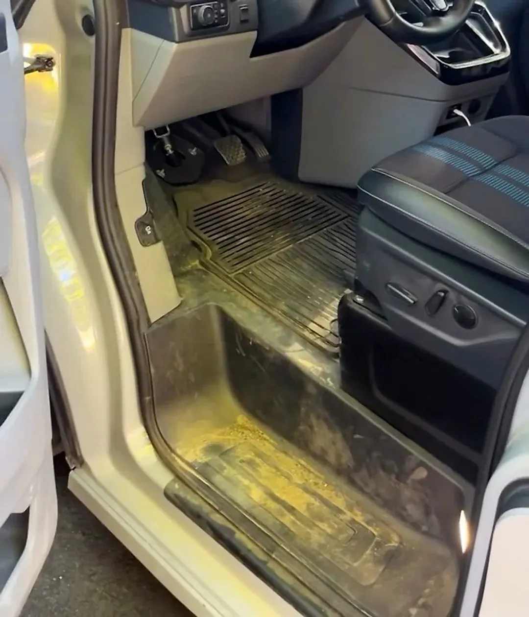 Ford Transit Custom, plancher du fourgon avant nettoyage