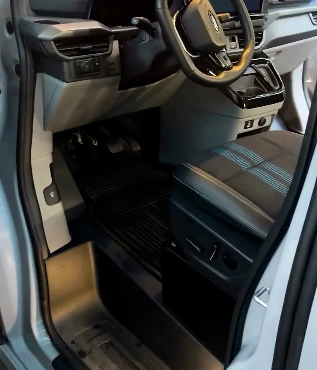 Ford Transit Custom, poste de conduite après nettoyage par LGRC Detailing