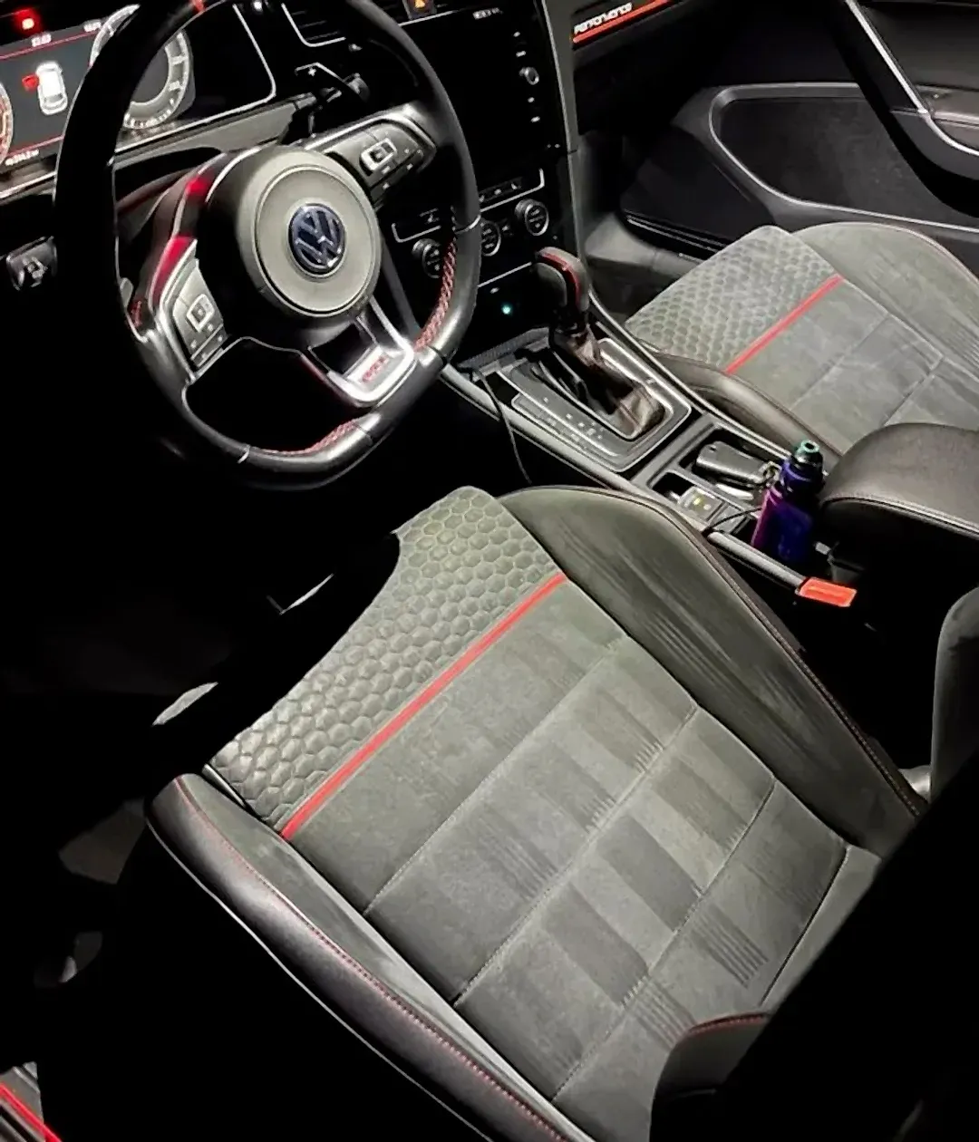 Volkswagen Golf GTI, poste de conduite après nettoyage par LGRC Detailing
