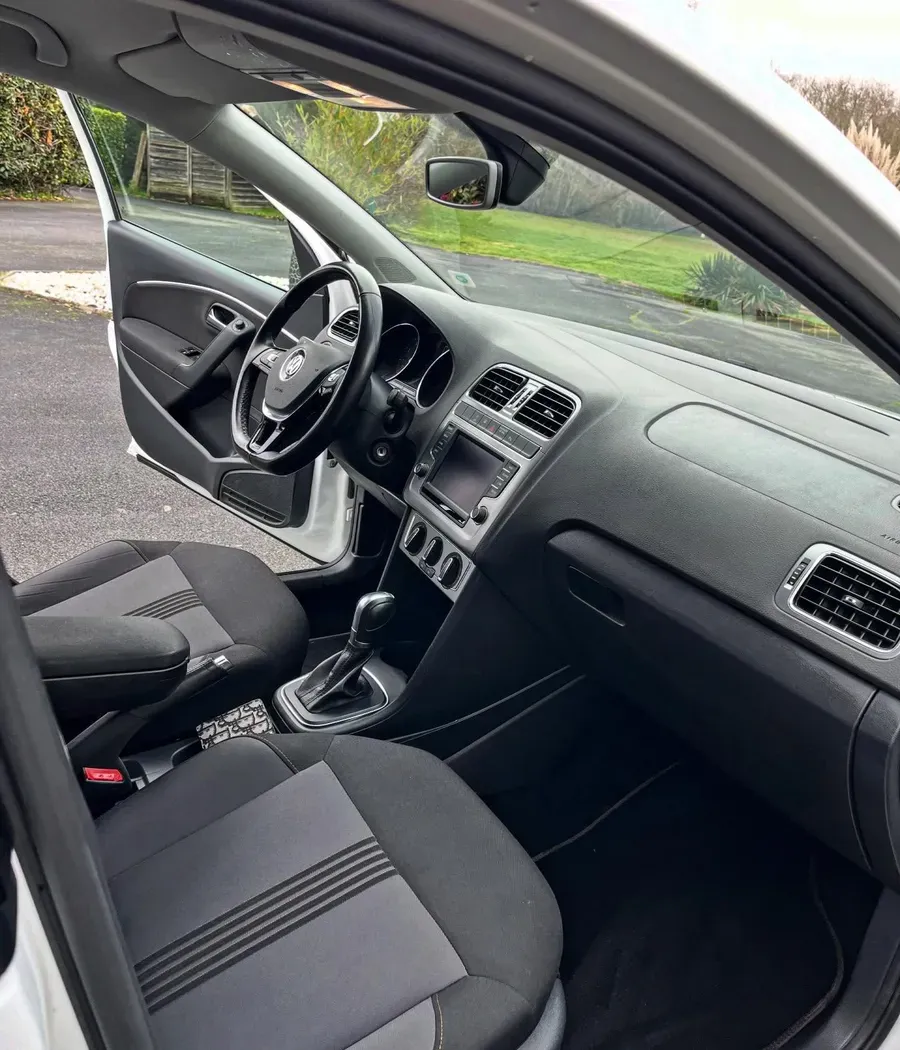 Volkswagen Polo, poste de conduite après nettoyage par LGRC Detailing