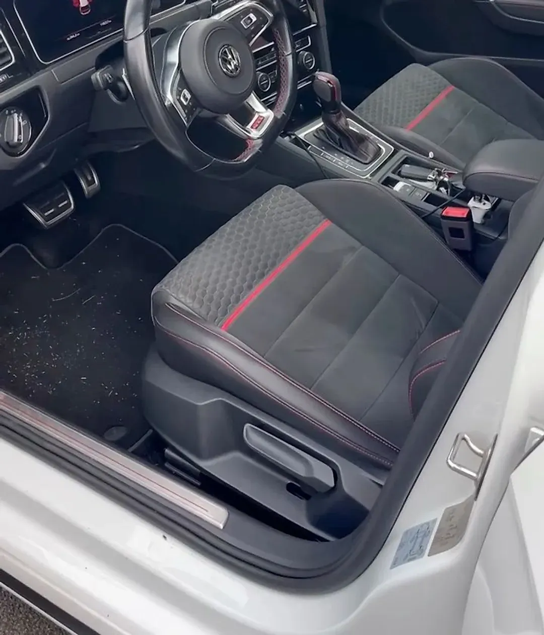 Volkswagen Golf GTI, poste de conduite avant nettoyage