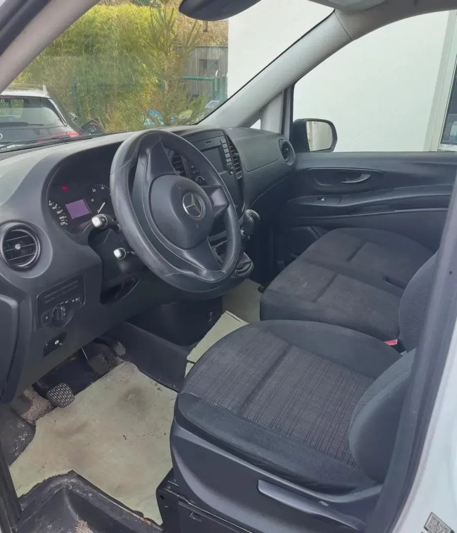 Mercedes Vito, poste de conduite avant nettoyage