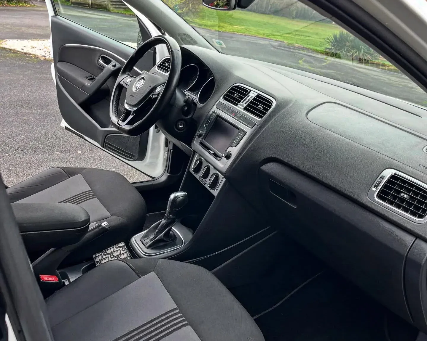 Poste de conduite d’une Volkswagen Polo après nettoyage intérieur par LGRC Detailing