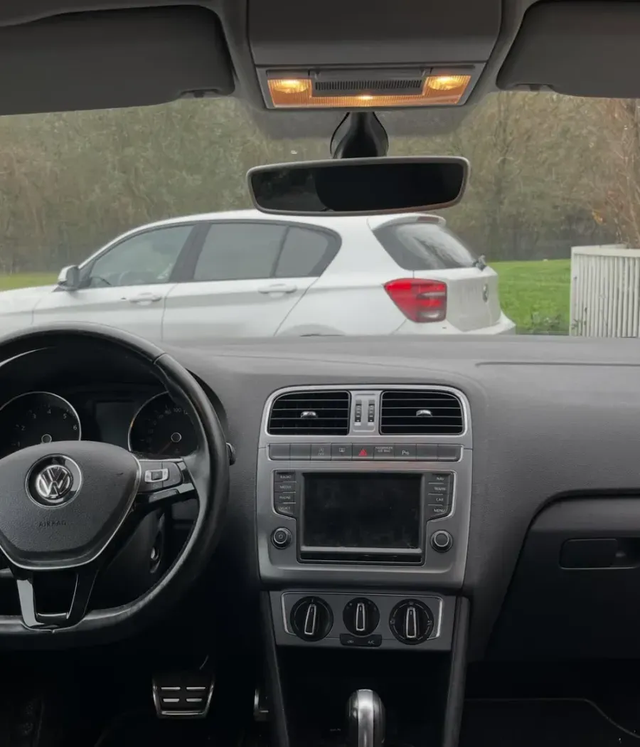 Volkswagen Polo, tableau de bord avant nettoyage