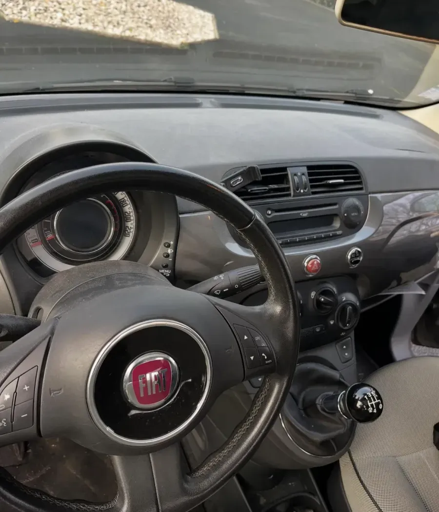Fiat 500, tableau de bord avant nettoyage
